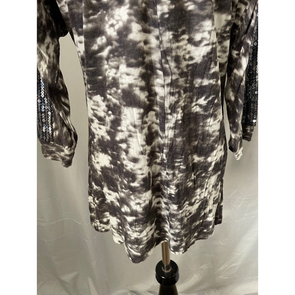 Day Trip Gray/White Abstract Tie Dye Sequin Accented Pockets & 3/4 Sleeve Top - Picture 5 of 11